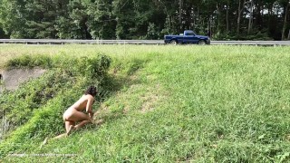 Gateando completamente desnudo en público junto a la carretera