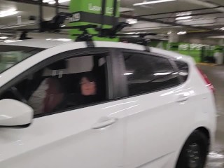 Mulher Pega no Carro Se Masturbando Buceta Molhada com Vibrador no Estacionamento Público