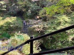 美人日本人女性が紅葉の綺麗な渓谷でおっぱい、お尻を露出 - Screenshot 13 of 16 - Petite