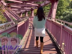 美人日本人女性が紅葉の綺麗な渓谷でおっぱい、お尻を露出 - Screenshot 2 of 16 - Naked In Public