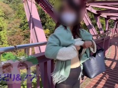 美人日本人女性が紅葉の綺麗な渓谷でおっぱい、お尻を露出 - Screenshot 3 of 16 - Petite