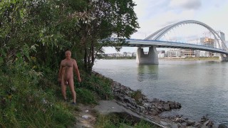 Naked bajo el puente Apollo en Bratislava, Eslovaquia