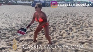 在沙滩上玩完之后，卡西亚娜·科斯塔就去公寓洗澡玩了！