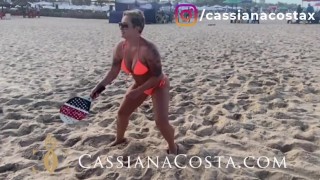 在沙滩上玩耍后卡西亚娜·科斯塔去公寓洗澡