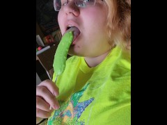 Pickle sucker  - Screenshot 9 of 16 - Bbw