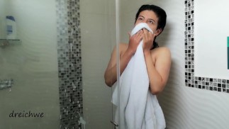 Горячая ванна по всему голому телу