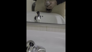 Cumming en el baño en el trabajo!