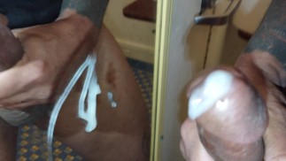 Мастурбация на работе, думая о коллеге