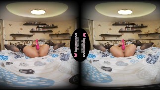 Соло блондинка трахает куклу, Лика Луна мастурбирует, в VR