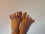 Soft feet, high arches, just a little toes on toes