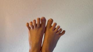 Soft feet, high arches, just a little toes on toes