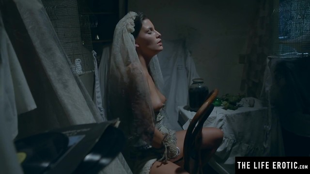 Смотрите, как извращенная брошенная невеста мастурбирует до умопомрачительного оргазма