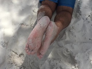 Playa Pública Footjob POV - Imagina TU Polla Entre Mis Plantas Masculinas y Mis Pies - Manlyfoot Roadtrip