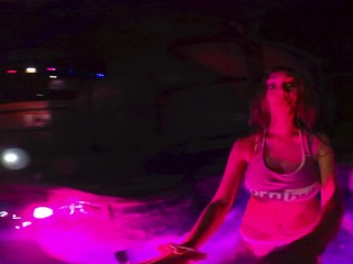 VR Lindsey Banks&HarleyヘイズスプラッシュゾーンHot浴槽でトップレス-Banksieは助けが必要です!