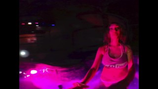 VR Lindsey Banks e Harley Haze Splash Zone in topless nella vasca idromassaggio - Banksie ha bisogno di aiuto!