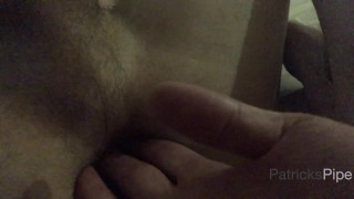 Mój prosty przyjaciel dotyka mojej mokrej dziurki swoją spermą