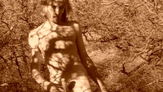 Clipe de sépia Naked ao ar livre (2004)