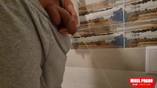 男がトイレでおしっこをしているところを撮影