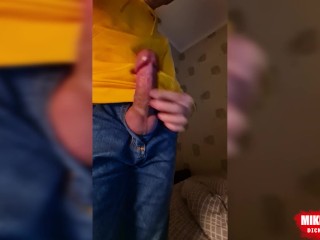 友人に大きなノーカットコックを示す10代の少年のビデオチャット