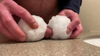 Grosse bite baise boule de neige jusqu’à l’orgasme de charge énorme. Beaucoup de pré-éjaculation, charge de sperme