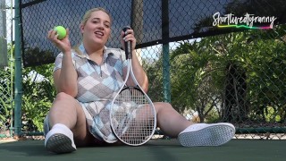 Bbw bouces Tennis bola, em seguida, remove meias e sapatos