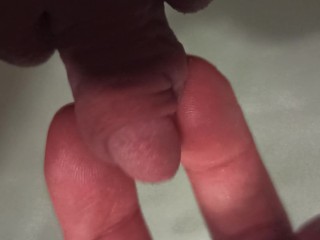Masturbuji Svůj Velký Klitoris v Koupelně Jako Malý Kohout