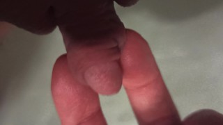 Masturbo mi gran clítoris en el baño como una pequeña polla