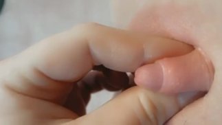 Транс-парень играет и дрочит свой большой клитор 