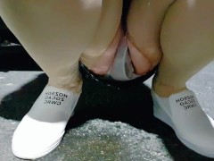 【伪娘】婷婷大胆在路边放尿 不怕别人看见 - Screenshot 15 of 16 - Stockings