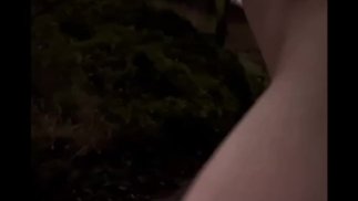 裸体在路边，汽车经过近在咫尺