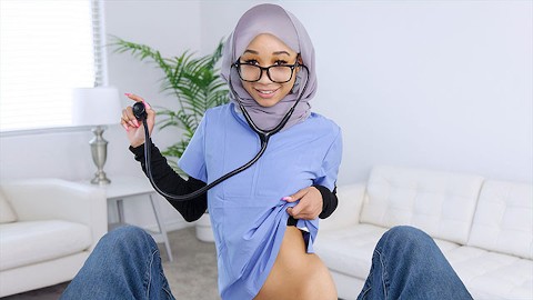 Hijab Hookup - Lucky knapperd neukt hard midden-oosterse poesje en bedekt haar mooie gezicht met enorme lading