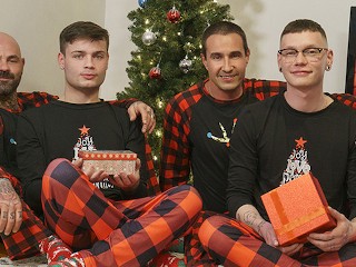 Twink Trade - Des Beaux-pères Musclés et Excités Récompensent Leurs Bons Garçons Avec un Cadeau Coquin Pour Noël