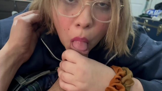 Шлюха со спермой папы сосет член папы, а затем позволяет ему кончить в ее киску