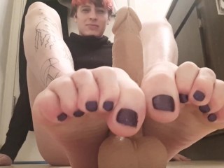 Solo Femboy Footjob In Bathroom While Contractors Work On Apartment