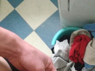 Обнажаю себя в общественной прачечной