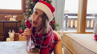 Я нахожу непослушный подарок под елкой и радуюсь ему для тебя