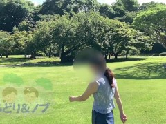 観光地でおっぱいを露出する美人日本人女性 Vol.2 - Screenshot 1 of 16 - Public Exposure