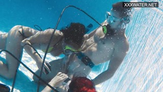 Polina Rucheyok zuigt en neukt onderwater