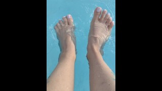 Piedi e piscina