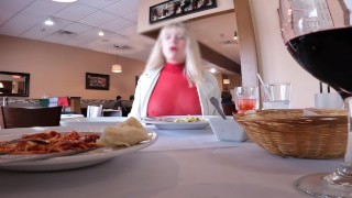 Déjeuner Complet Avec Mes Seins Percés Montrant Une Chemise Transparente Dans Un Restaurant Public