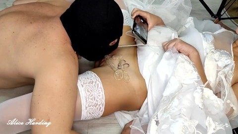Sletterige bruid krijgt haar cuckold echtgenoot de sperma van haar poesje likken na vijf neukers