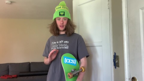 POV Skater Boy vous surprend en train de vous masturber, il est nerveux mais vous le séduisez