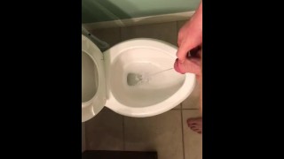 Een lange plas in het toilet nemen.