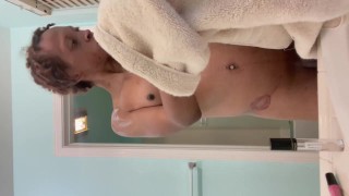 Me froto en la ducha tocando mi polla tocando mi culo este el primer video de ducha que hice