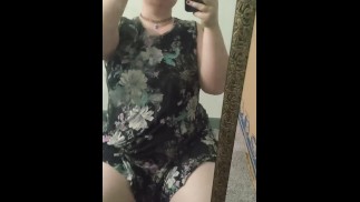 穿着我的新裙子蹦蹦跳跳