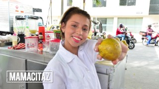 CARNEDELMERCADO - Petite Latina Siarilin Martinez seduzida e fodida por estranho - MAMACITAZ