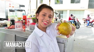 CARNEDELMERCADO - La pequeña latina Siarilin Martinez seducida y follada por un extraño - MAMACITAZ