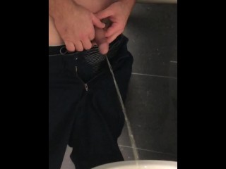 Bei Der Arbeit Masturbation, Mit Nacktem Oberkörper Im Badezimmer, Bevor Gepisst Und Ejakuliert Wird