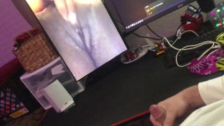 белый парень дрочит, смотря порно с чернокожей девушкой, играющей со своей идеальной киской
