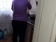 Пока моя мачеха готовит на кухне, мы с моей девушкой мастурбируем - IkaSmokS